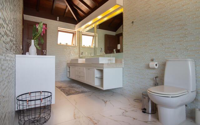 Mansão Pé na Areia da Ferradura Por Luxury Rentals