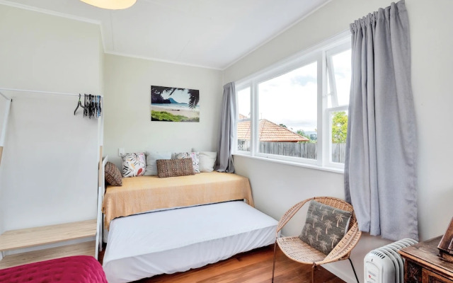 Sunny Grey Lynn Holiday Home