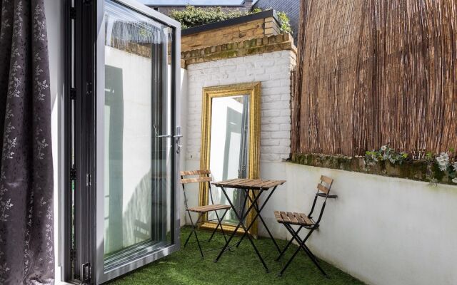 2 Bedroom House in Primrose Hill