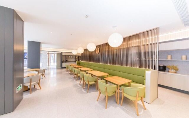 Ji Hotel (Shanghai Longbai Xincun Metro Station)