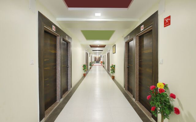 OYO 9805 Hotel Apollo