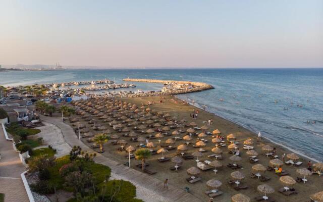 Lazuli Beachfront Apartment 254