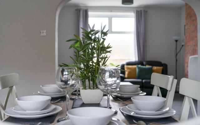 East House-sleeps 5-pet Friendly-garden - Parking