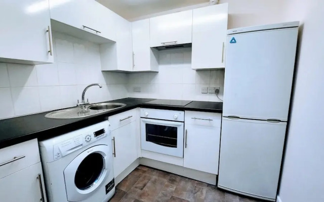 Camberley - 1-bed Annex - Sleeps 2 - Garden
