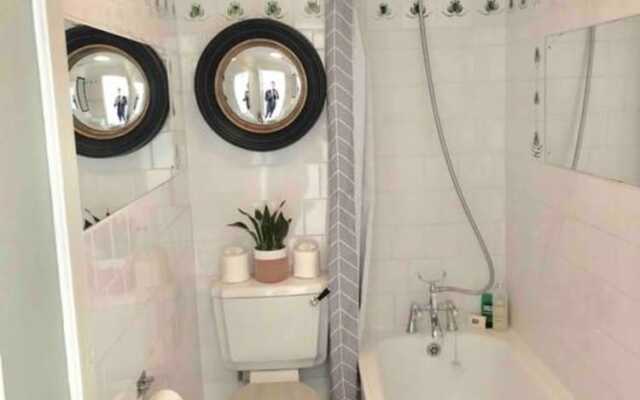 Modern 1 Bedroom Flat in Battersea With Patio