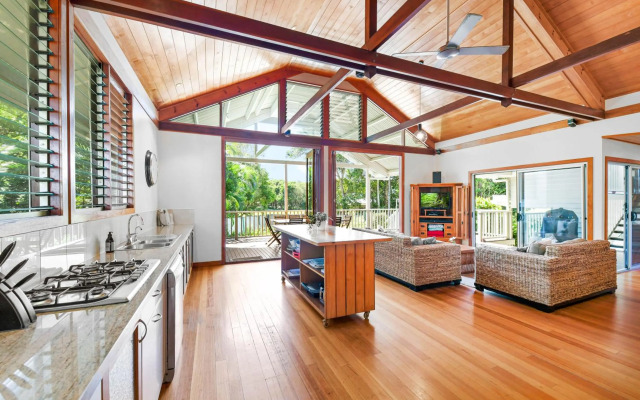 Serenity - Mudjimba - Pet Friendly Holiday Home