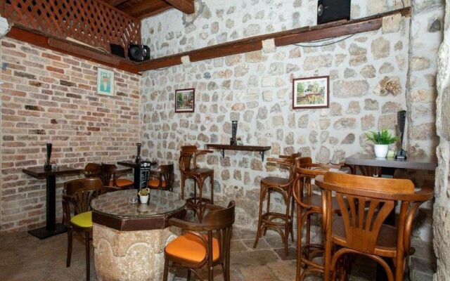 Lav Hostel & Café