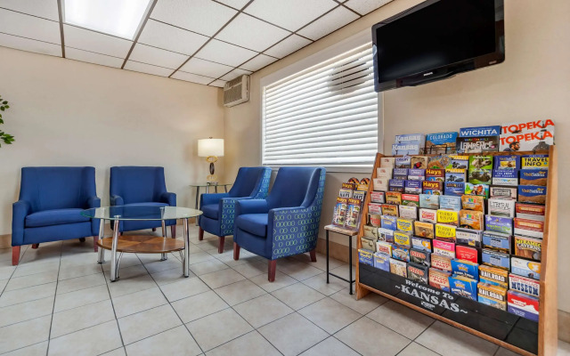 Econo Lodge Hays I-70