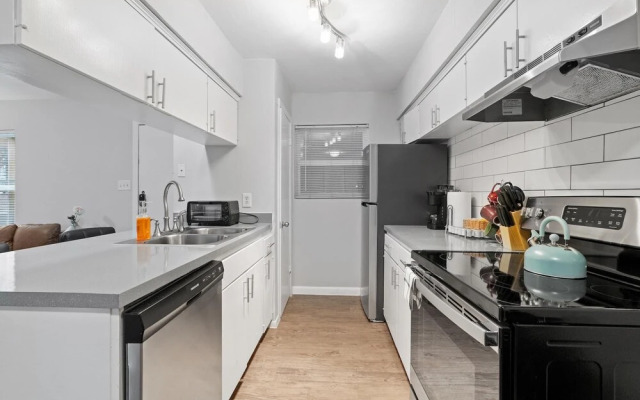Stylish 2BR Near UT Highland Evonify