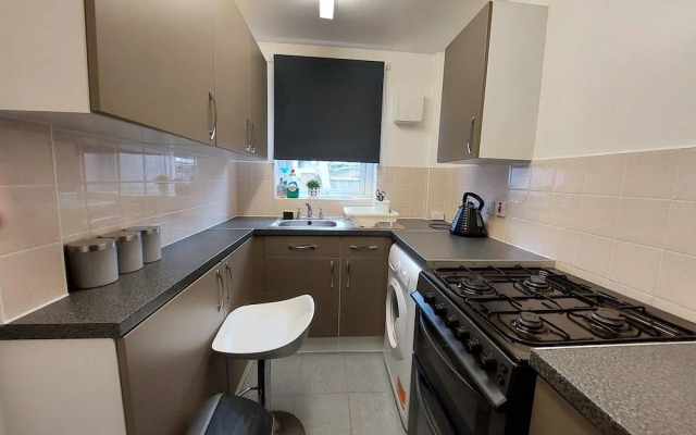 Lovely 2-bed House in the Heart of Woodhouse
