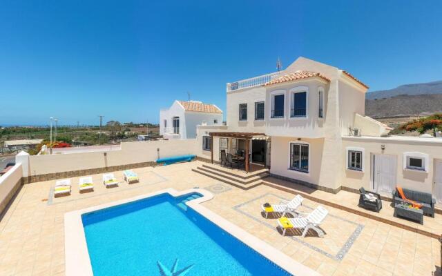 Beautiful VILLA Sahara, bbq, heated pool!