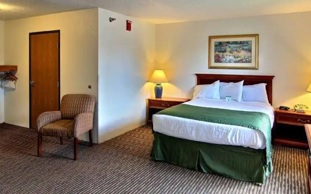 Days Inn & Suites by Wyndham Traverse City