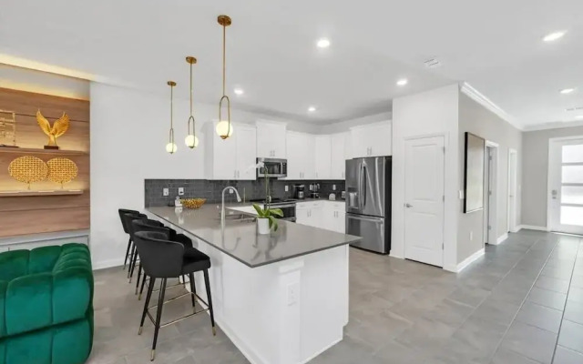 2940 Penel 9 Bedroom Home