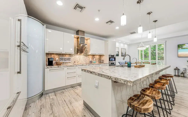 Walk to Hollywood Beach: Luxury Family Getaway!