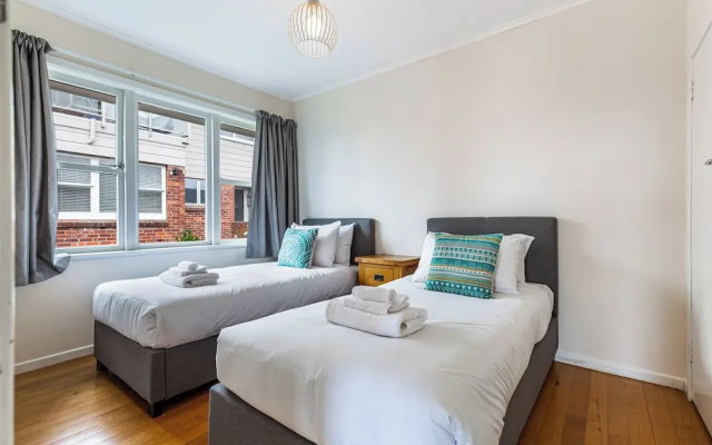 Serene 2BR Home in Meadowbank by Zodiak Stays – Guest Rooms – Auckland