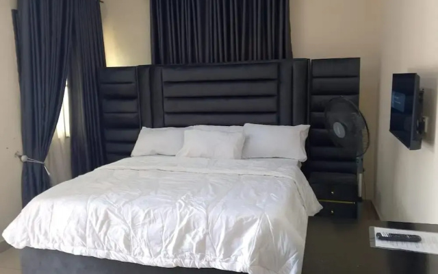 2 Bed - Sleeps 4 - Aircon - Free Parking