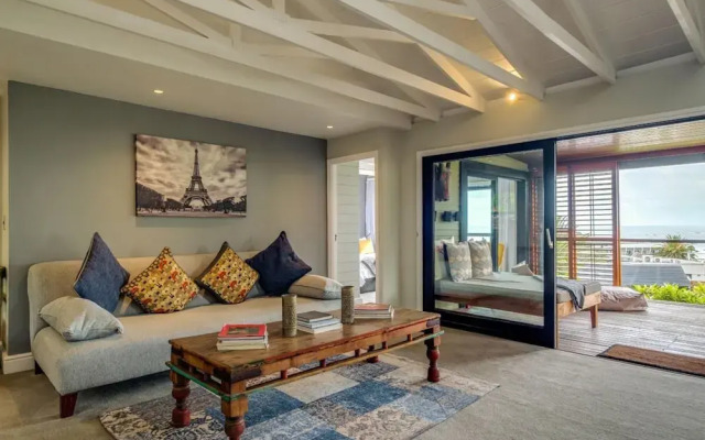 Spacious Apartment With Pool in Camps Bay