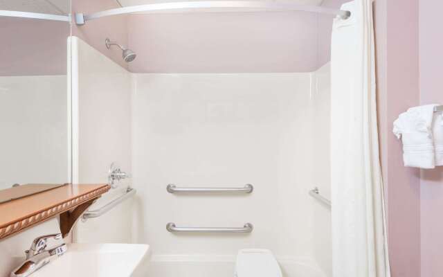 Super 8 by Wyndham Winfield/Quail Ridge Area