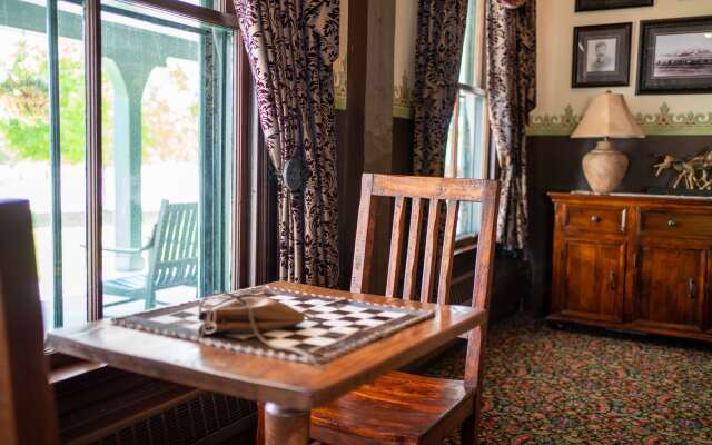 Sheridan Inn, B/W Signature Collection