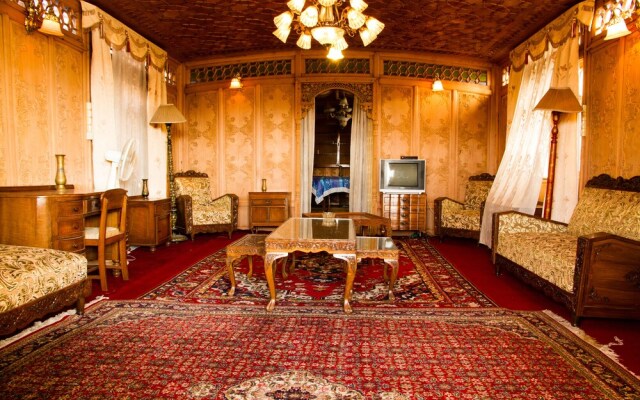 Kharpalace Group of House Boat