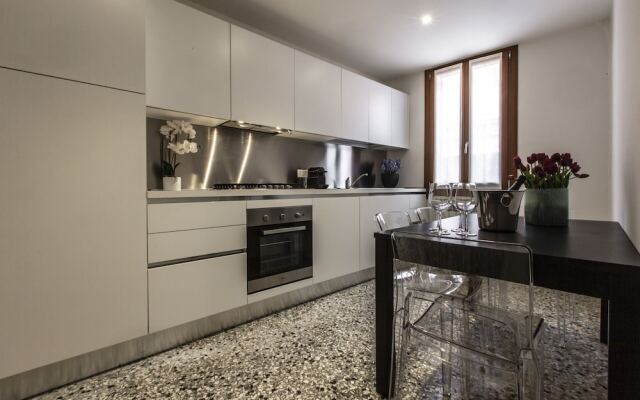 Charming Apartment on the Grand Canal