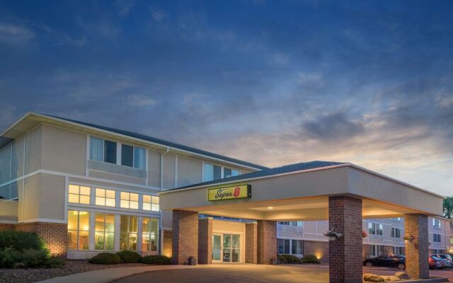 Super 8 Menomonie WI