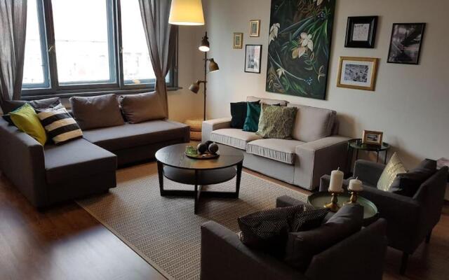 27 Shades of Green (4 bedroom 3 Bath Sunny Central)