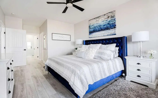 Luxury Waterfront Condo W/pool & Views!