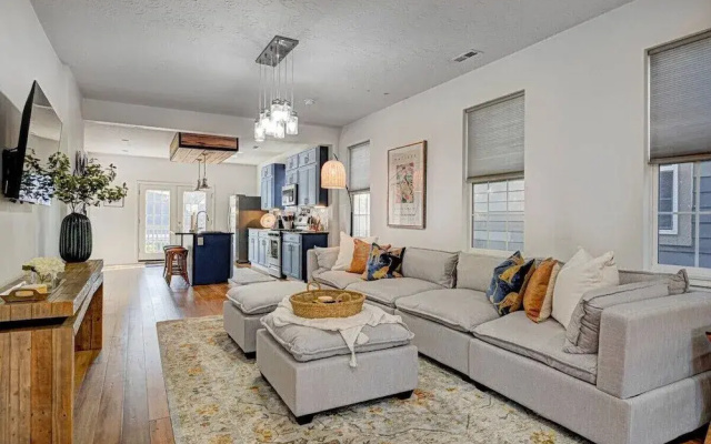 Spacious Home for Groups with Hot Tub in Indy