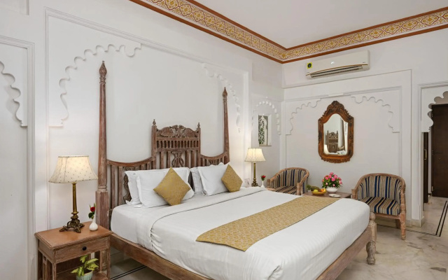 Swaroop Vilas - Lake Facing Boutique Hotel