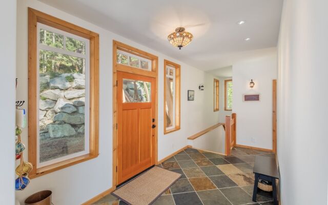 Lazy Bear Lodge 3 Bedroom Home by NW Comfy Cabins by RedAwning