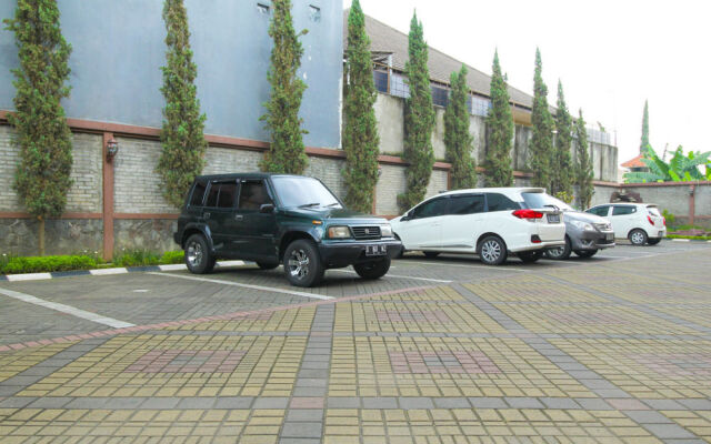 RedDoorz near Setrasari Mall 2
