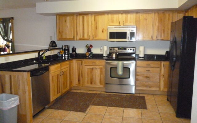 Log Gables - Lake Front