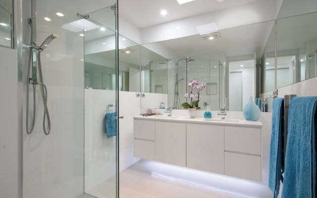 Stunning Waters Penthouse, Sandy Point Road, 46