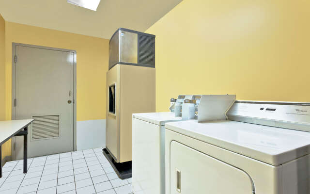 Super 8 By Wyndham Franklin Hwy 31