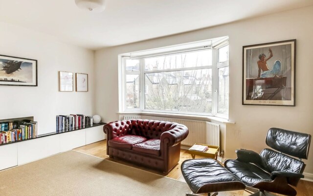 Spacious 3 Bedroom Home in North London W/terrace