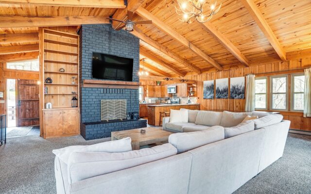 Treehouse-style Cabin, 1 Mi to Massanutten Resort