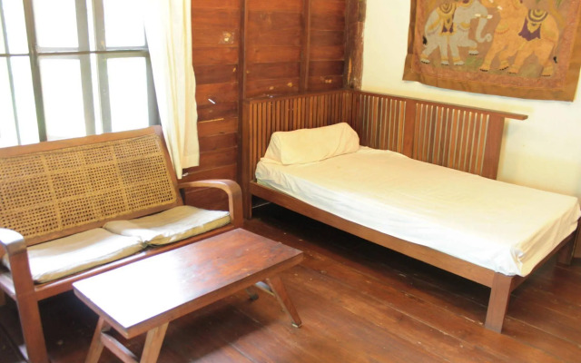 Thai Teak House Garden Homestay