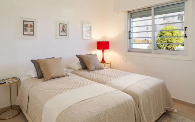 City Seafront Haven - 2 Bed Luxury Apartment