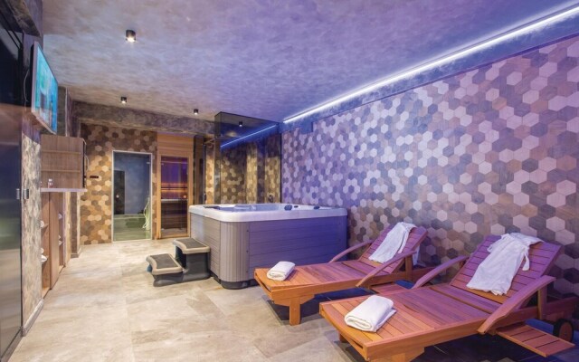 Beautiful Home in Stobrec With Jacuzzi, Wifi and 8 Bedrooms