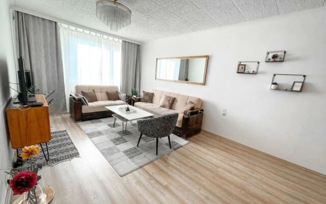 Best Rated Central Apartment Vienna - well heated, WiFi, 24-7 Self Check-In, Board games, Netflix, Prime