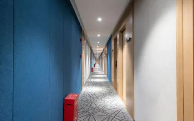 Aige Hotel (Shenzhen Bao'an Fanshen Subway Station)