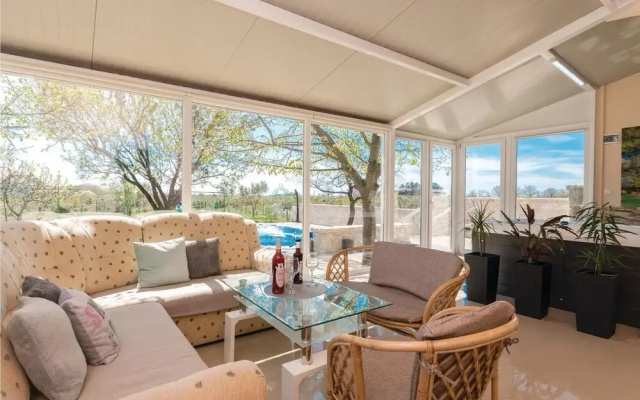 Beautiful Home in Nadin With Wifi and 3 Bedrooms