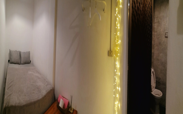 8 Sleepers Street Hostel