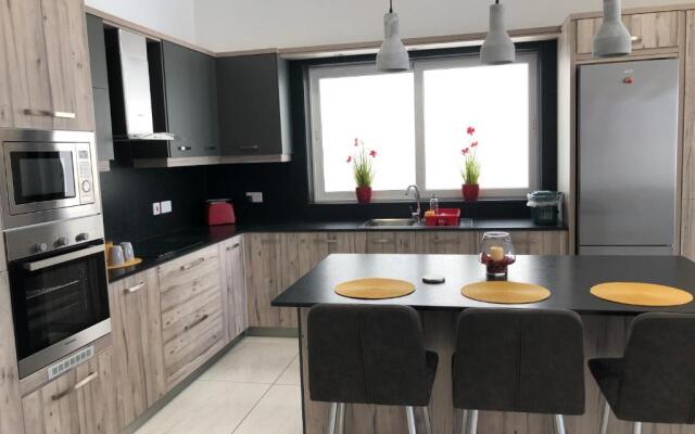 Penthouse in Marsaxlokk with panoramic views: 3 bedrooms, 2 baths