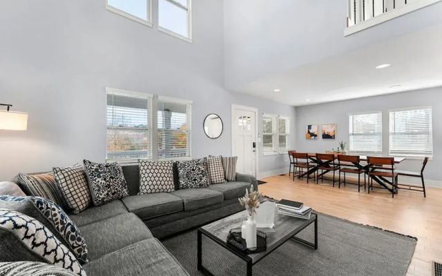City Oasis With Hot Tub Group-friendly