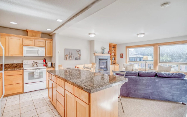 Moon Over Manzanita (MCA 1549)