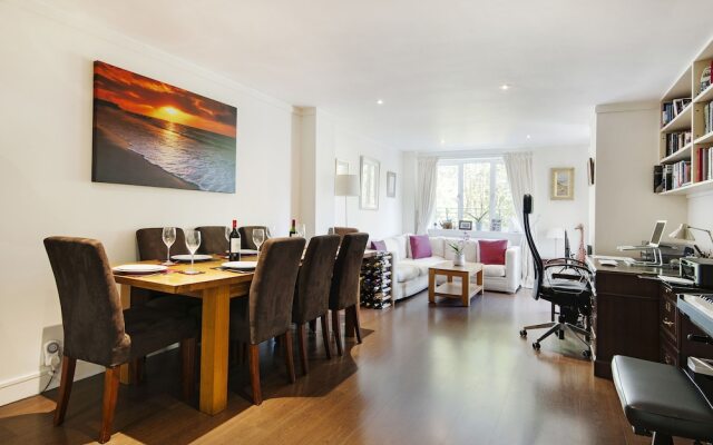 Prestigious Putney home by the River Thames