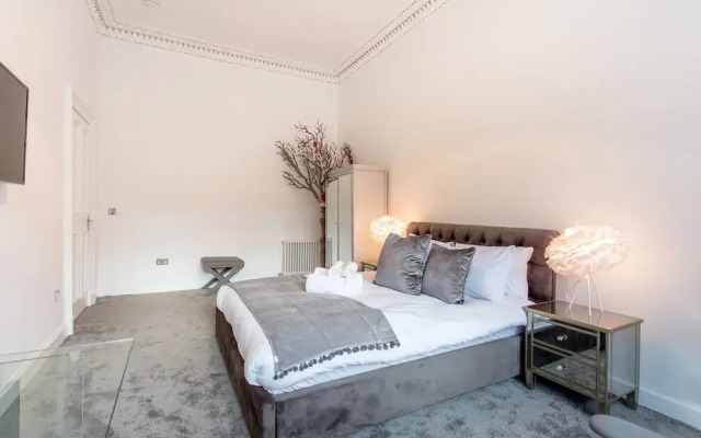 Luxury 4-bedroom Townhouse in Prestigious West End