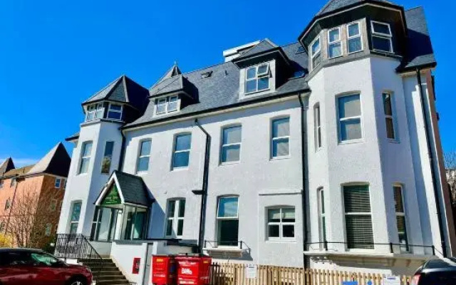 Coastal 1-Bed Apt w/ Free Gym, Parking & Garden
